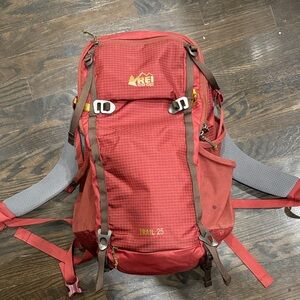 PREOWNED REI Coop Trail 25 bag in dark red